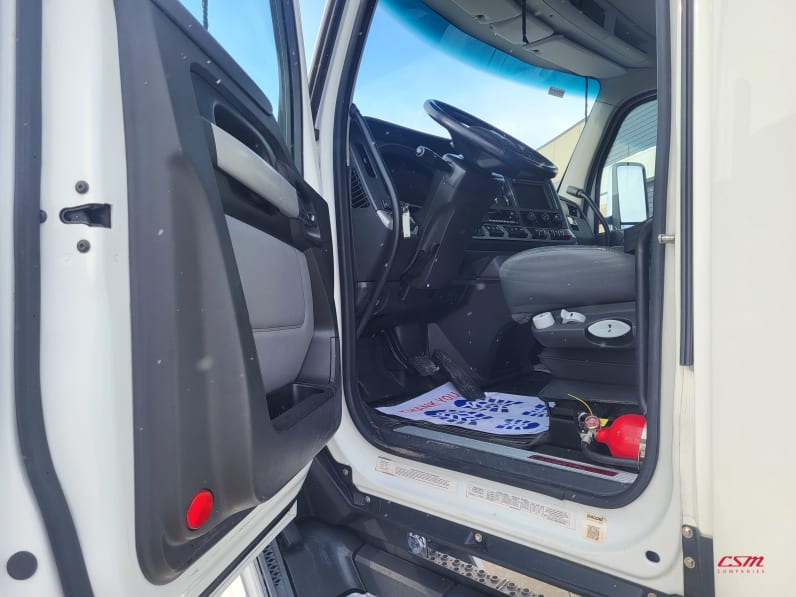 Drivers side door open for this 2022 Kenworth T680 (Stock number: UNJ148668A)Weeee