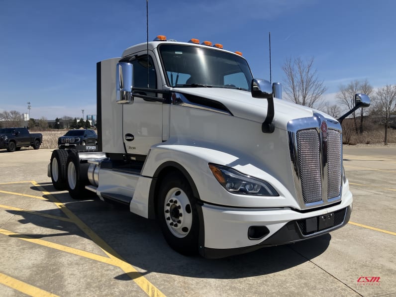 Exterior front passenger side for this 2022 Kenworth T680 (Stock number: UNJ148668A)Weeee