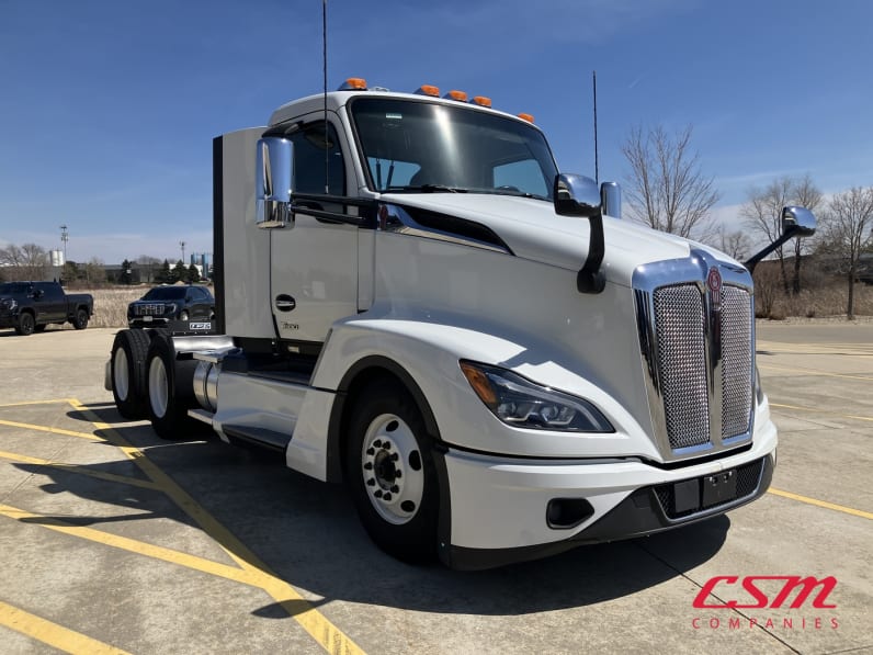 Exterior front passenger side for this 2022 Kenworth T680 (Stock number: UNJ148668A)Weeee