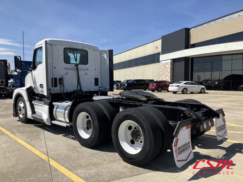 Exterior rear driver side for this 2022 Kenworth T680 (Stock number: UNJ148668A)Weeee