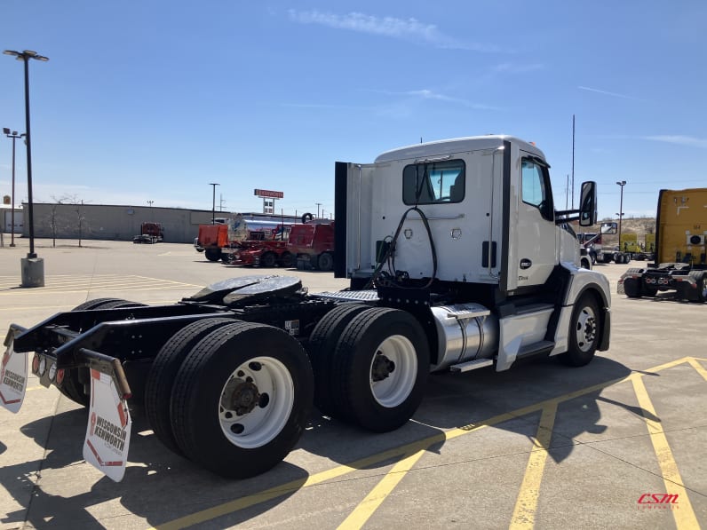 Exterior rear passenger side for this 2022 Kenworth T680 (Stock number: UNJ148668A)Weeee