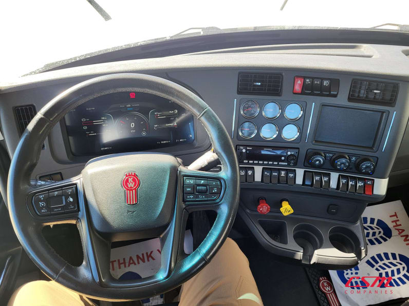 Interior dash for this 2022 Kenworth T680 (Stock number: UNJ148668A)Weeee