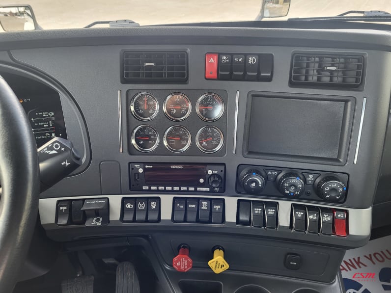 Interior radio and navigation system for this 2022 Kenworth T680 (Stock number: UNJ148668A)Weeee