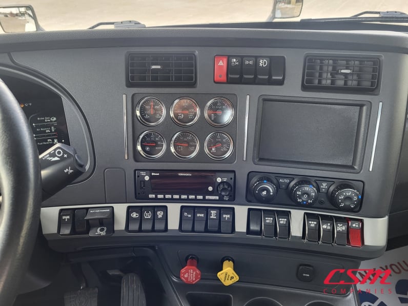 Interior radio and navigation system for this 2022 Kenworth T680 (Stock number: UNJ148668A)Weeee