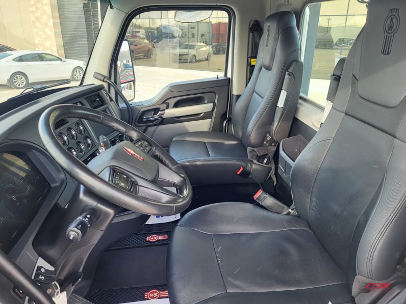 Interior seats for this 2022 Kenworth T680 (Stock number: UNJ148668A)Weeee