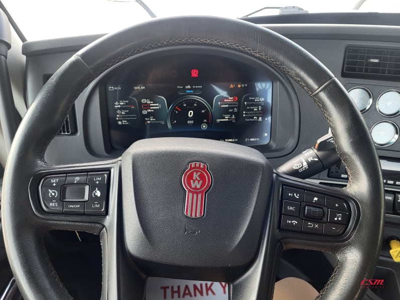 Interior steering wheel for this 2022 Kenworth T680 (Stock number: UNJ148668A)Weeee