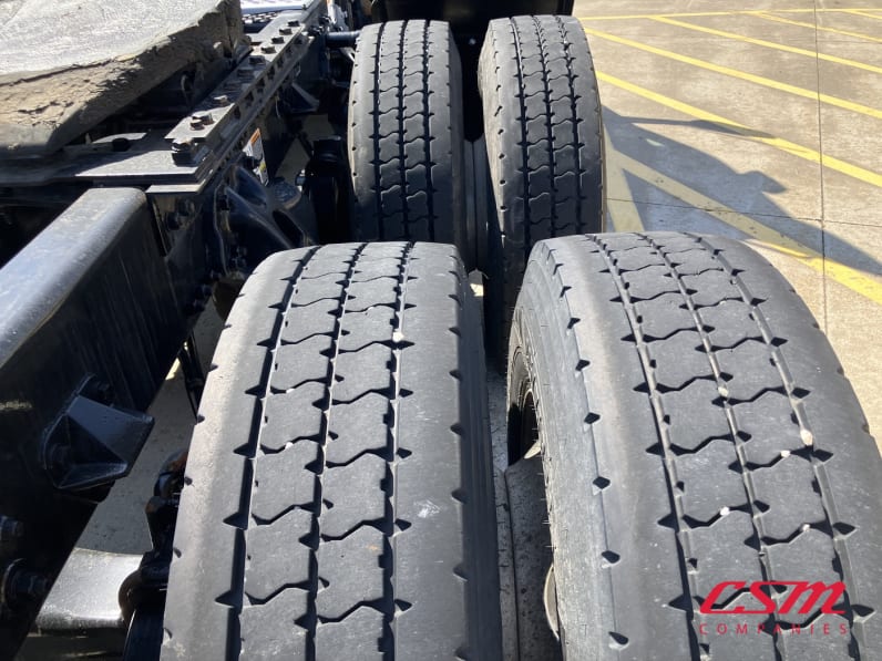 Passenger side rear frame and tire tread for this 2022 Kenworth T680 (Stock number: UNJ148668A)Weeee