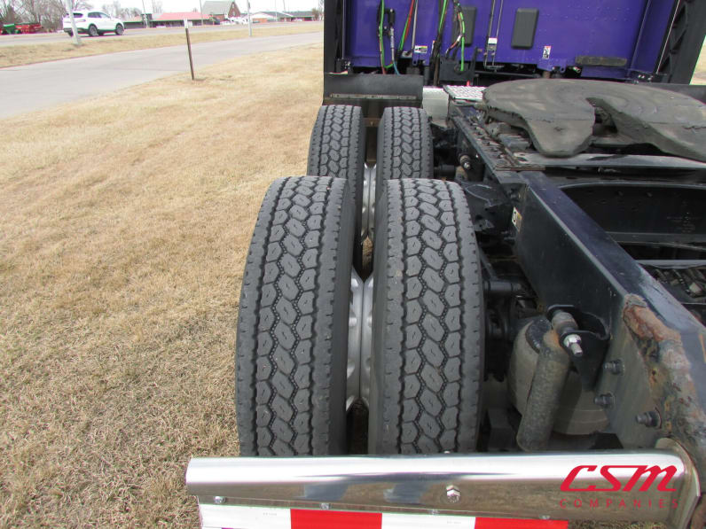 Driver side rear frame and tire tread for this 2022 Kenworth T680 (Stock number: UNJ151015)Weeee