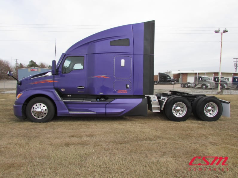 Exterior full driver side for this 2022 Kenworth T680 (Stock number: UNJ151015)Weeee