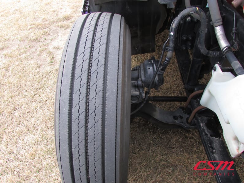 Passenger side front tire tread for this 2022 Kenworth T680 (Stock number: UNJ151015)Weeee