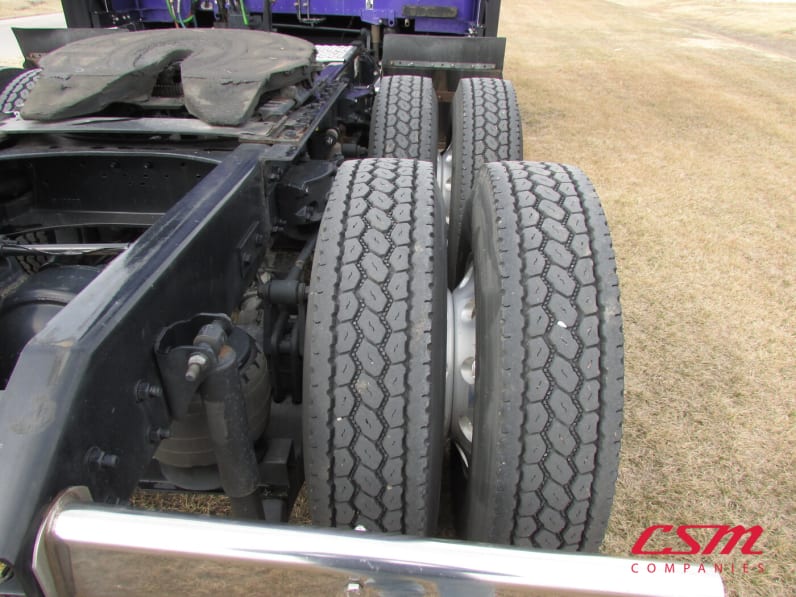 Passenger side rear frame and tire tread for this 2022 Kenworth T680 (Stock number: UNJ151015)Weeee