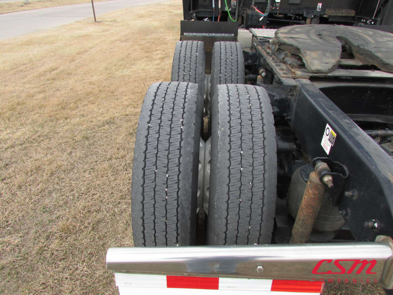 Driver side rear frame and tire tread for this 2022 Kenworth T680 (Stock number: UNJ151026)Weeee
