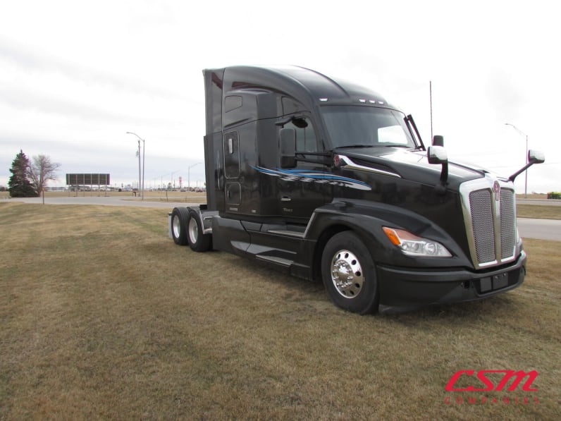 Exterior front passenger side for this 2022 Kenworth T680 (Stock number: UNJ151026)Weeee