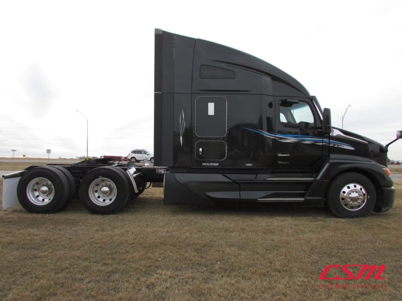 Exterior full passenger side for this 2022 Kenworth T680 (Stock number: UNJ151026)Weeee