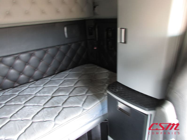Interior driver side sleeper for this 2022 Kenworth T680 (Stock number: UNJ151026)Weeee