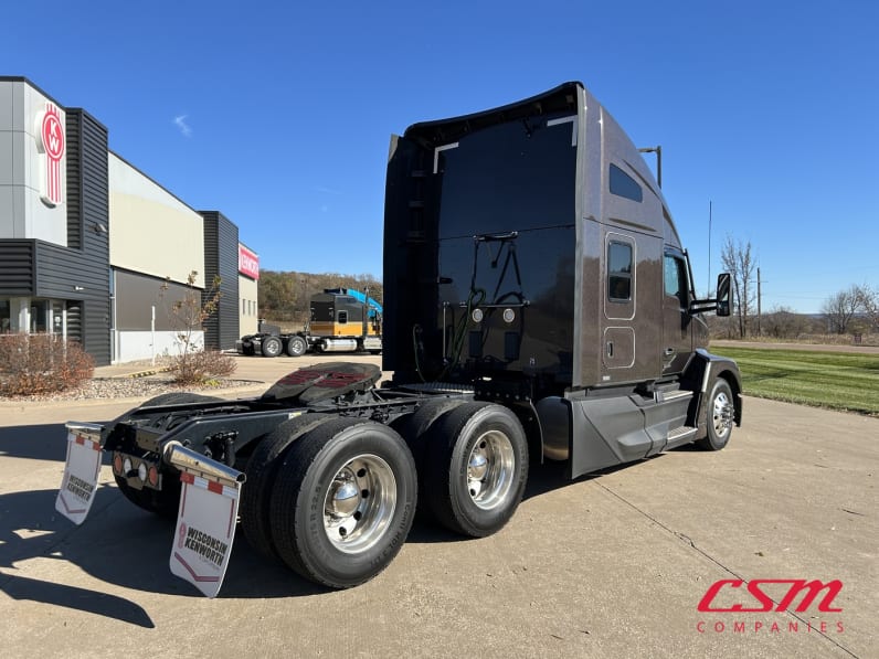 Exterior rear passenger side for this 2022 Kenworth T680 (Stock number: UNJ155285)