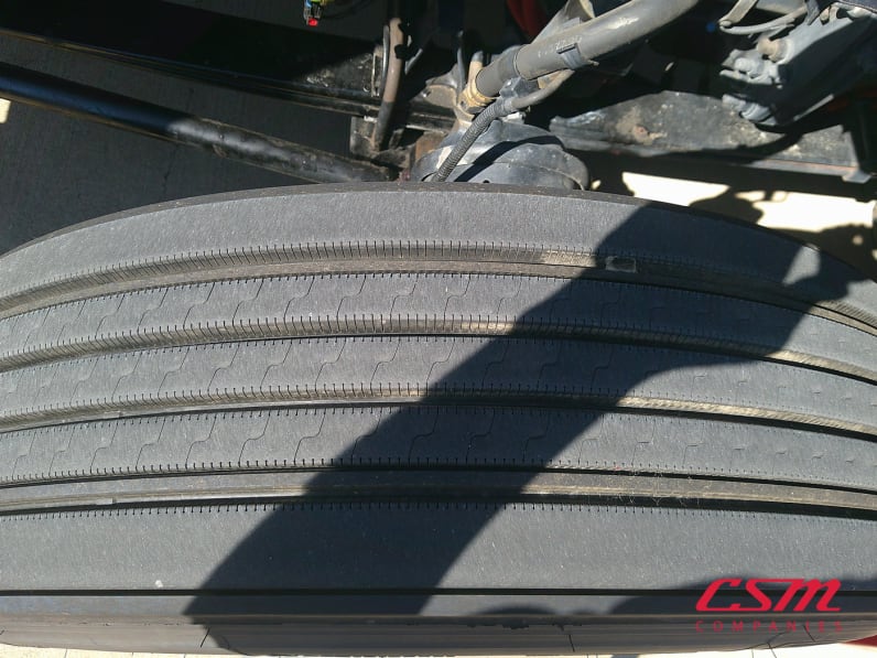 Driver side front tire tread for this 2022 Kenworth T680 (Stock number: UNJ155286)