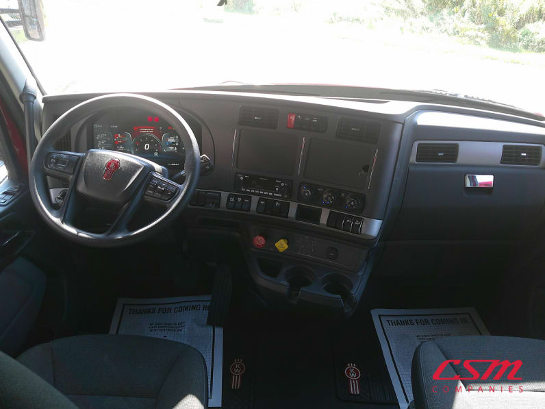 Interior cockpit for this 2022 Kenworth T680 (Stock number: UNJ155286)