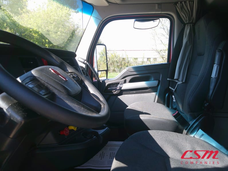 Interior seats for this 2022 Kenworth T680 (Stock number: UNJ155286)