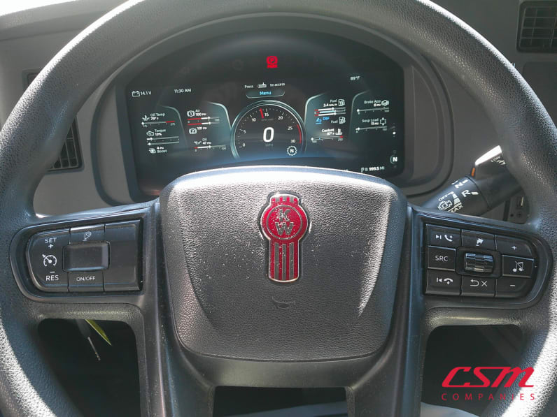 Interior steering wheel for this 2022 Kenworth T680 (Stock number: UNJ155286)