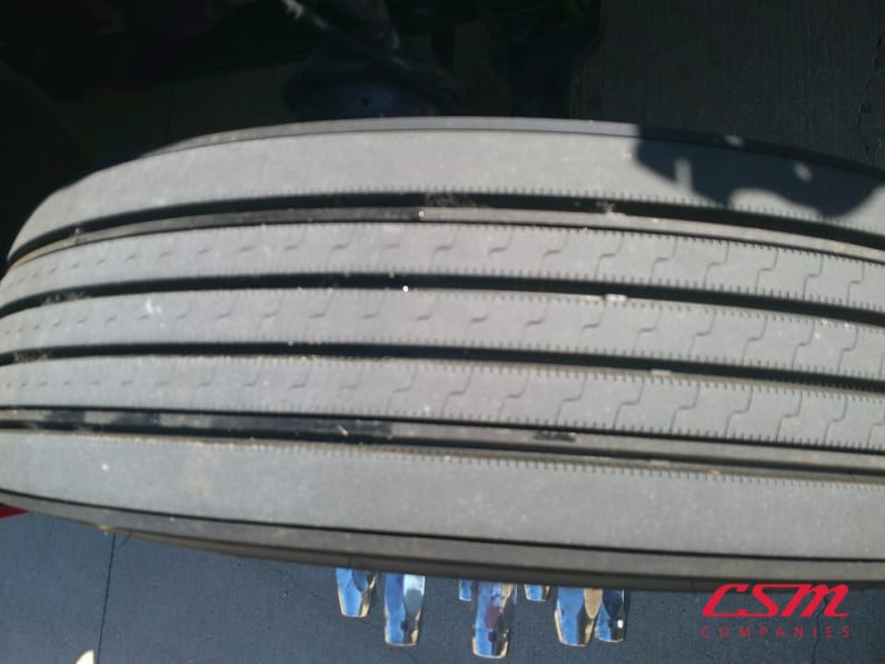 Passenger side front tire tread for this 2022 Kenworth T680 (Stock number: UNJ155286)