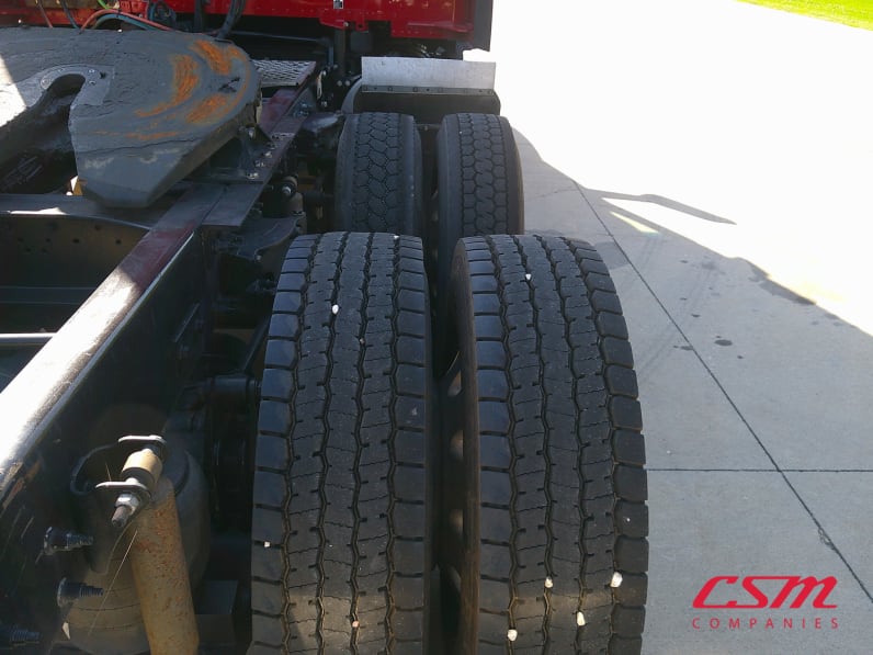 Passenger side rear frame and tire tread for this 2022 Kenworth T680 (Stock number: UNJ155286)