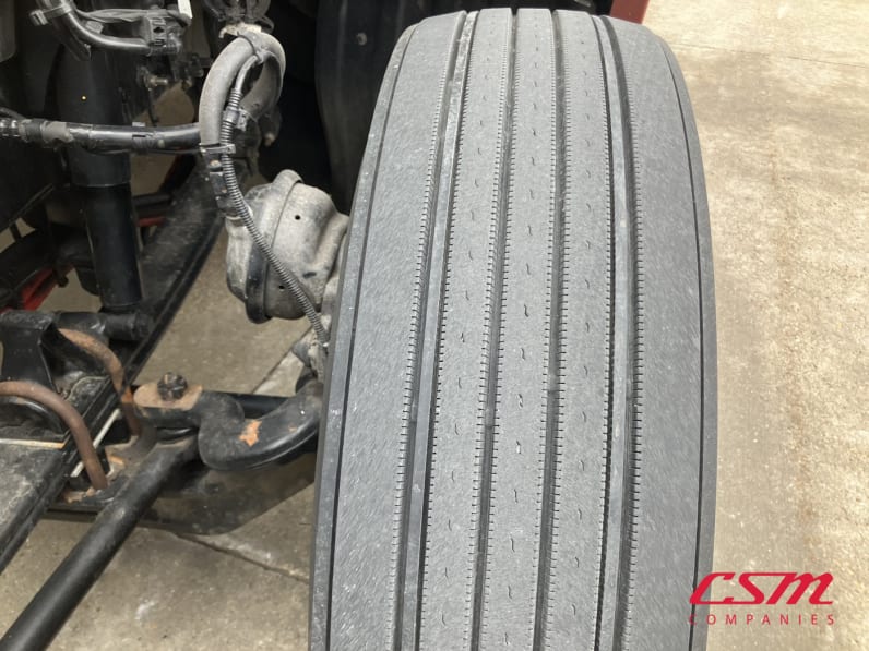 Driver side front tire tread for this 2022 Kenworth T680 (Stock number: UNJ465164)Weeee