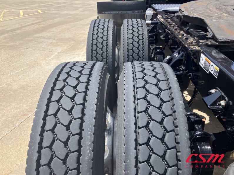 Driver side rear frame and tire tread for this 2022 Kenworth T680 (Stock number: UNJ465164)Weeee