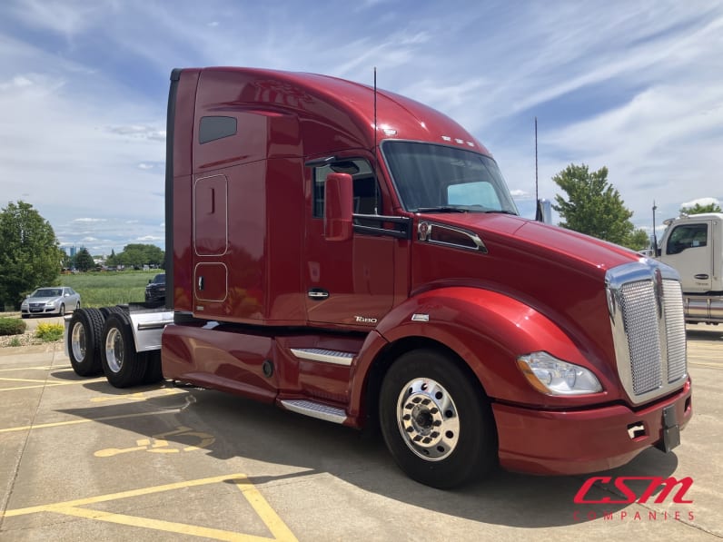 Exterior front passenger side for this 2022 Kenworth T680 (Stock number: UNJ465164)Weeee
