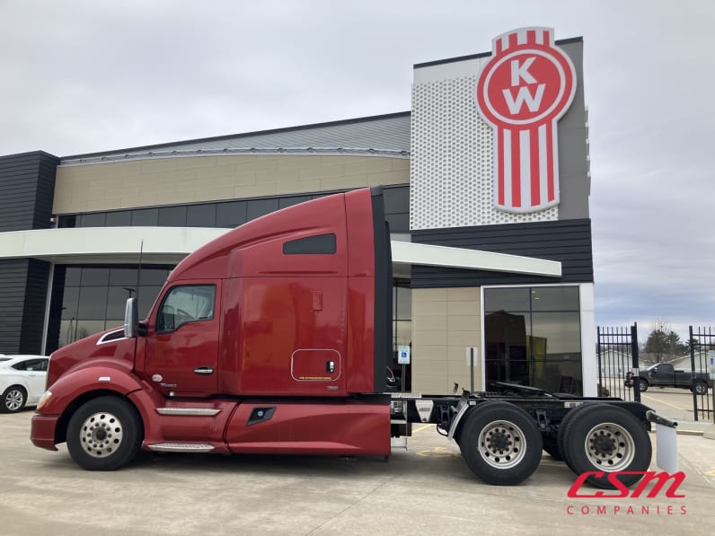 Exterior full driver side for this 2022 Kenworth T680 (Stock number: UNJ465164)Weeee