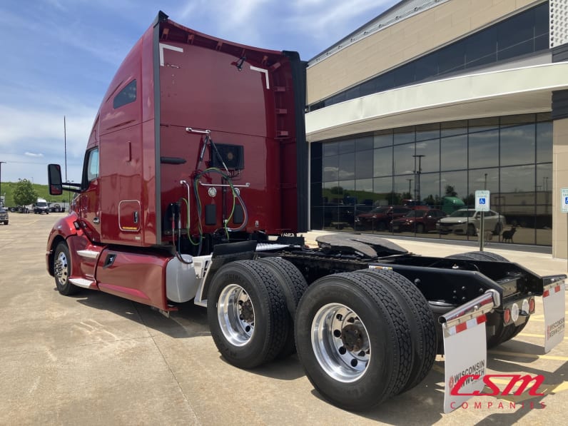 Exterior rear driver side for this 2022 Kenworth T680 (Stock number: UNJ465164)Weeee