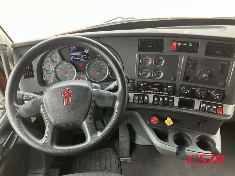 Interior dash for this 2022 Kenworth T680 (Stock number: UNJ465164)Weeee