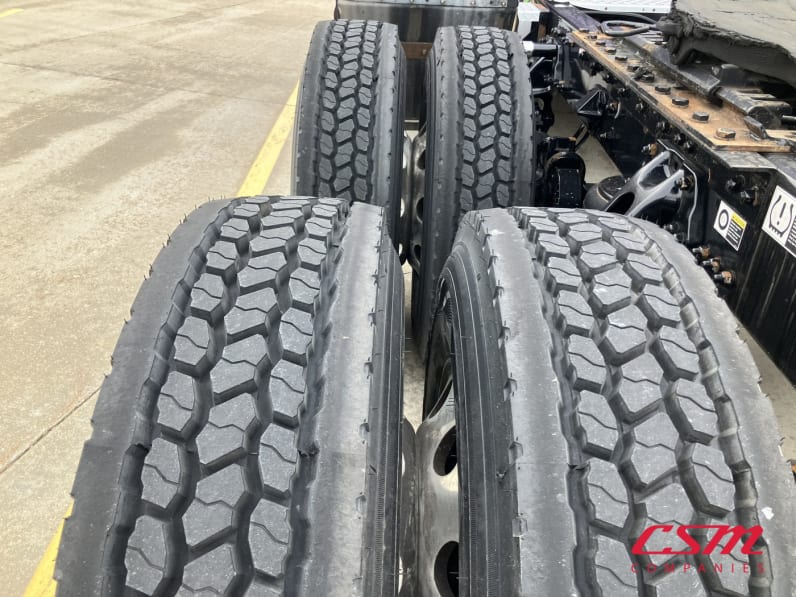 Driver side rear frame and tire tread for this 2022 Kenworth T680 (Stock number: UNJ465171)Weeee