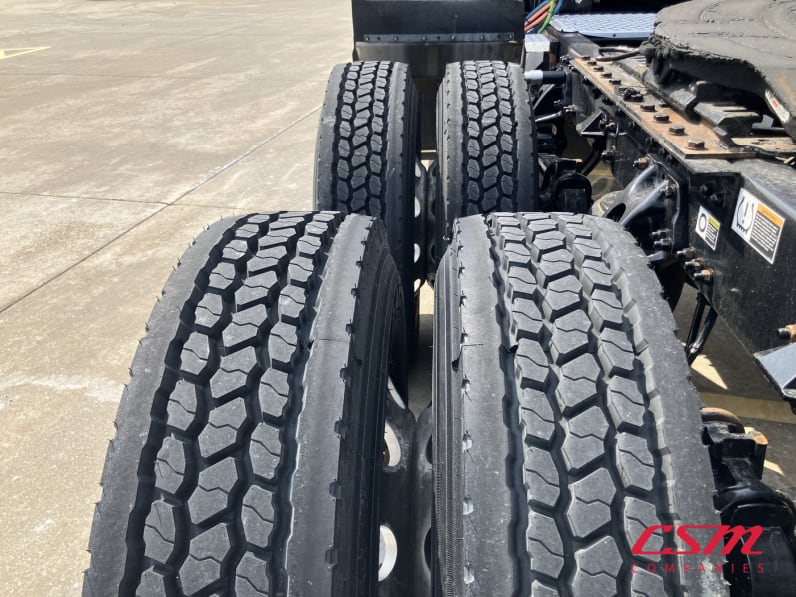 Driver side rear frame and tire tread for this 2022 Kenworth T680 (Stock number: UNJ465171)Weeee