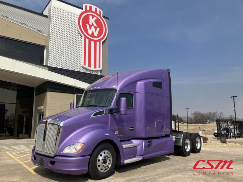 Exterior front drivers side for this 2022 Kenworth T680 (Stock number: UNJ465171)Weeee