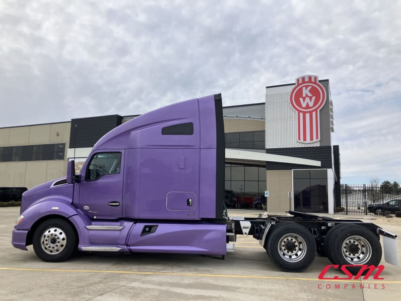 Exterior full driver side for this 2022 Kenworth T680 (Stock number: UNJ465171)Weeee