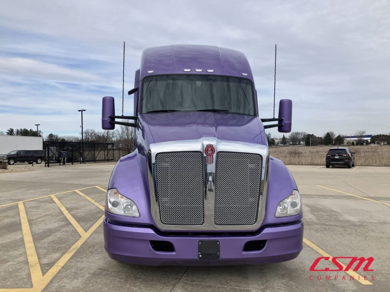 Exterior full front view for this 2022 Kenworth T680 (Stock number: UNJ465171)Weeee
