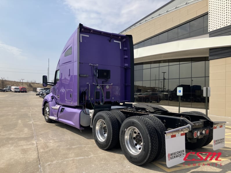Exterior rear driver side for this 2022 Kenworth T680 (Stock number: UNJ465171)Weeee