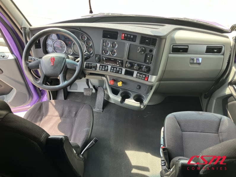 Interior cockpit for this 2022 Kenworth T680 (Stock number: UNJ465171)Weeee