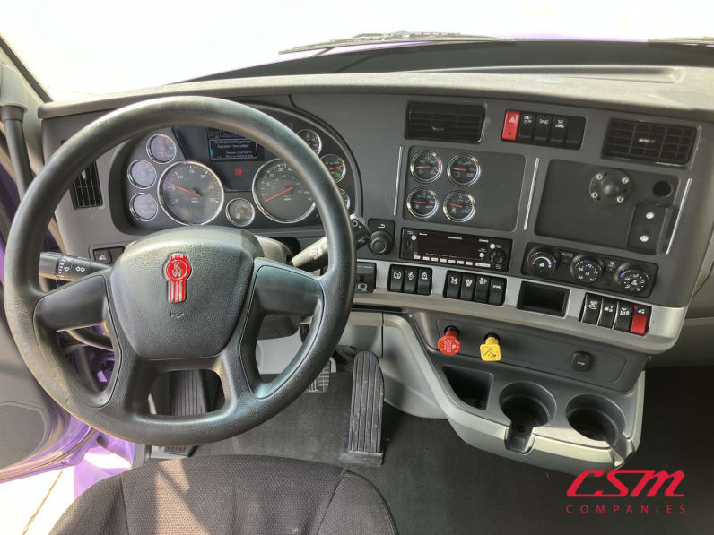 Interior dash for this 2022 Kenworth T680 (Stock number: UNJ465171)Weeee
