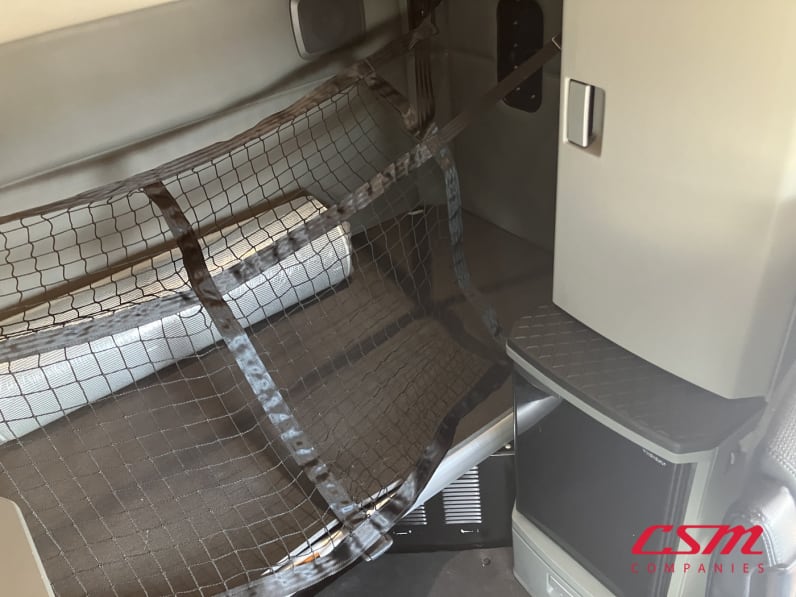 Interior driver side sleeper for this 2022 Kenworth T680 (Stock number: UNJ465171)Weeee