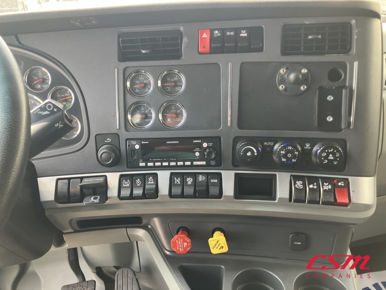Interior radio and navigation system for this 2022 Kenworth T680 (Stock number: UNJ465171)Weeee