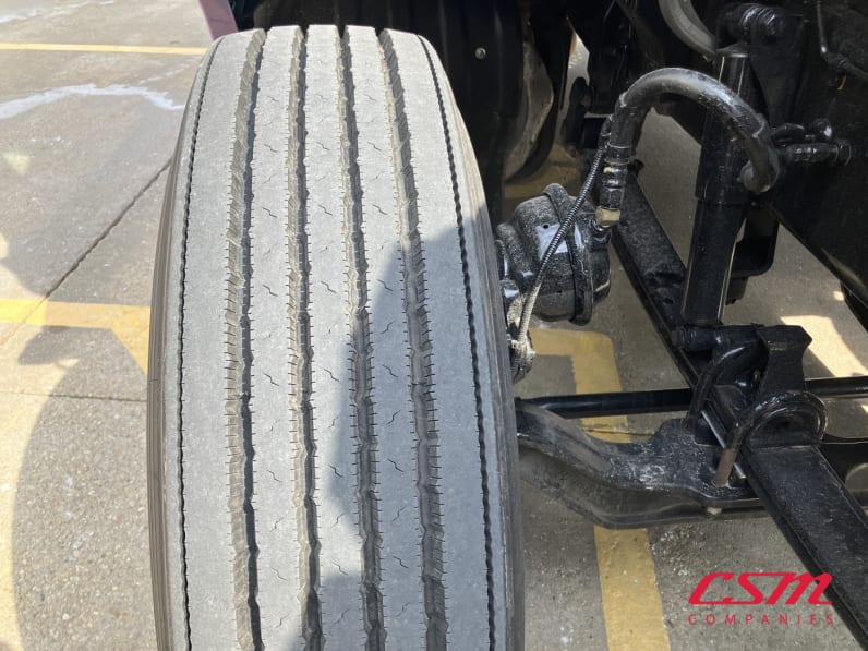 Passenger side front tire tread for this 2022 Kenworth T680 (Stock number: UNJ465171)Weeee