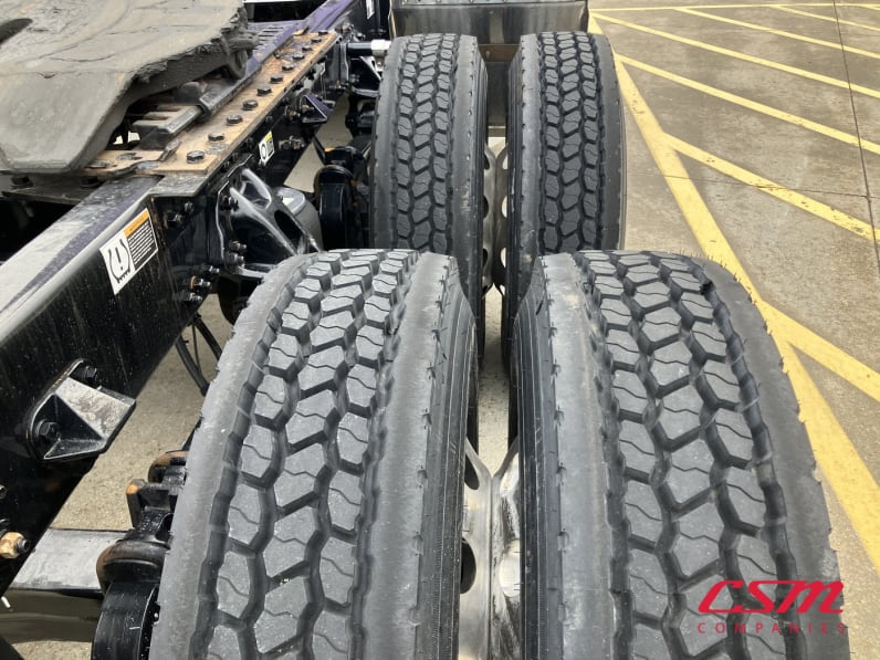 Passenger side rear frame and tire tread for this 2022 Kenworth T680 (Stock number: UNJ465171)Weeee