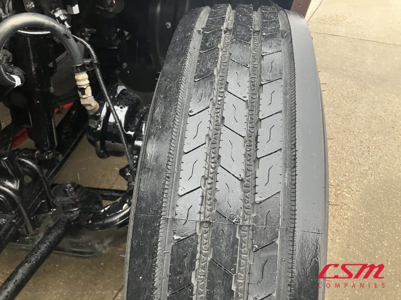 Driver side front tire tread for this 2022 Kenworth T680 (Stock number: UNJ465177)Weeee