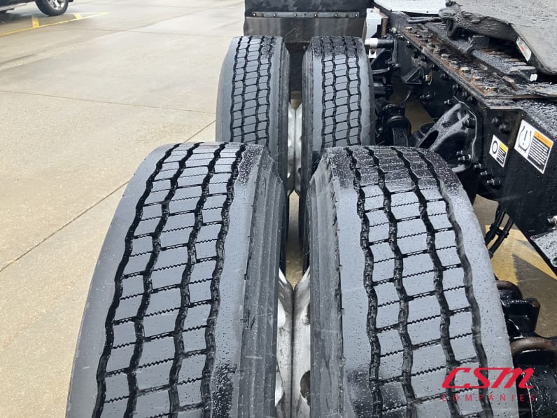 Driver side rear frame and tire tread for this 2022 Kenworth T680 (Stock number: UNJ465177)Weeee