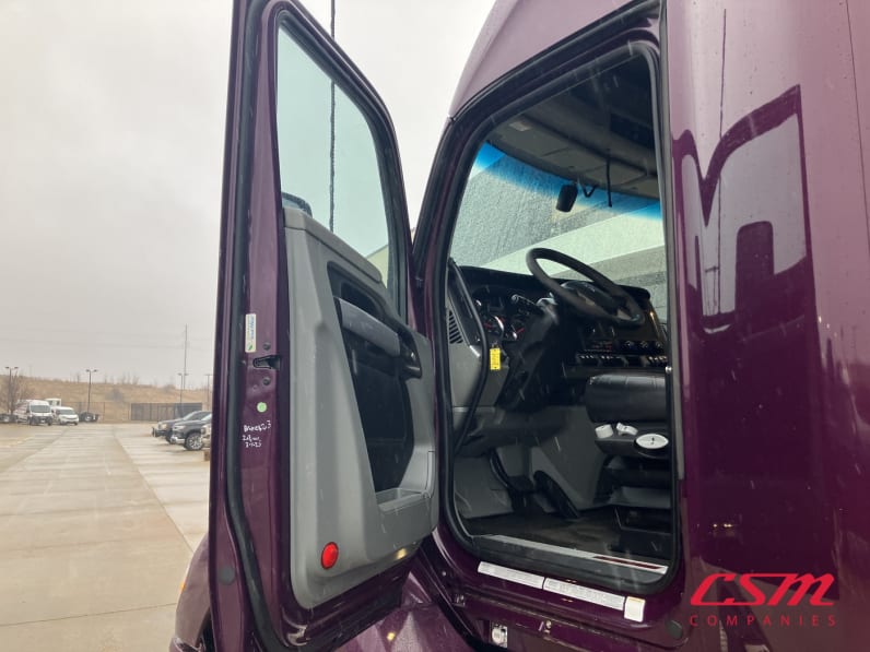 Drivers side door open for this 2022 Kenworth T680 (Stock number: UNJ465177)Weeee