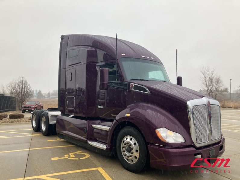 Exterior front passenger side for this 2022 Kenworth T680 (Stock number: UNJ465177)Weeee