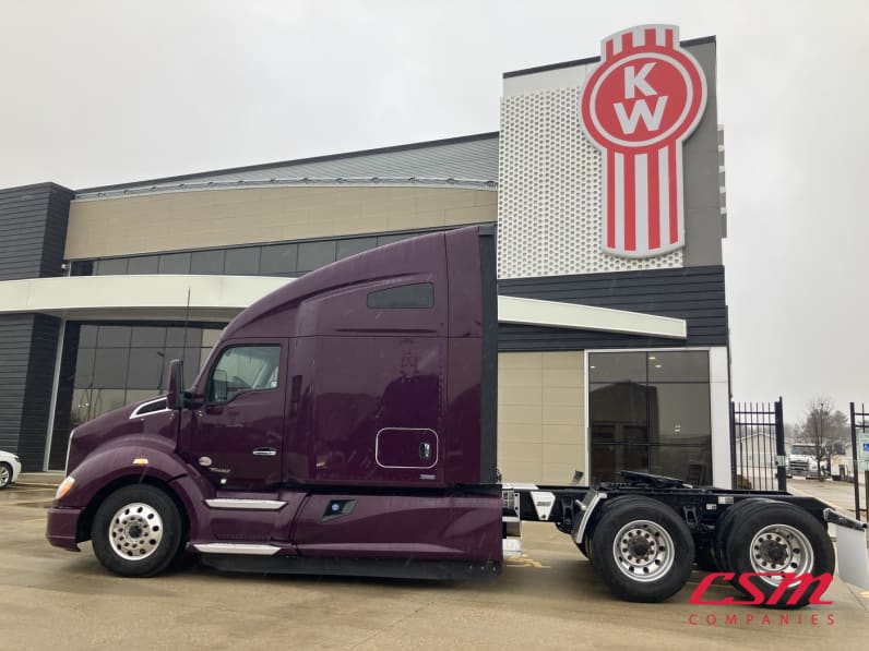 Exterior full driver side for this 2022 Kenworth T680 (Stock number: UNJ465177)Weeee