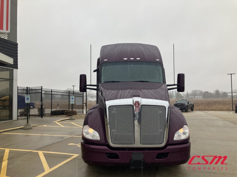 Exterior full front view for this 2022 Kenworth T680 (Stock number: UNJ465177)Weeee